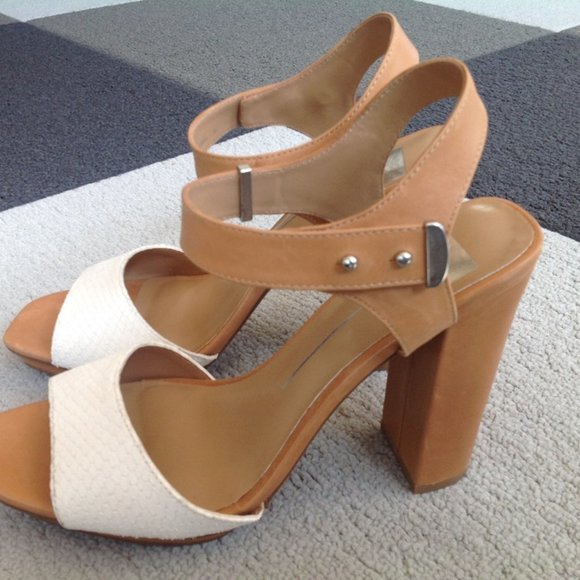 Dolce Vita Feryl Leather Ankle-Strap Sandals - Picture 3 of 7